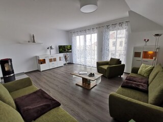 Wohnzimmer mit Kamin und SAT-TV