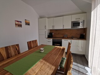 Essbereich in der sehr gut ausgestatteten Küche