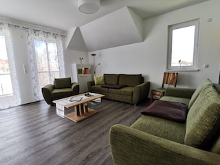 Wohnzimmer mit angeschlossenem Balkon