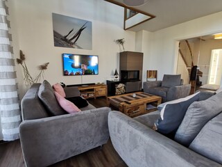 Wohnbereich mit Kamin und SAT-TV