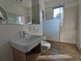 Bad mit Dusche und WC im EG
