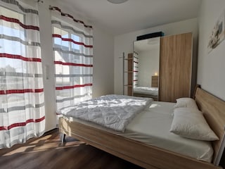 Schlafzimmer 1 mit Doppelbett im Erdgeschoss