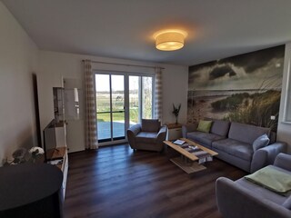 Wohnzimmer mit Terrasse und komplett eingezäuntem Hof