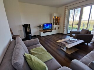 Wohnzimmer mit Kamin und SAT-TV