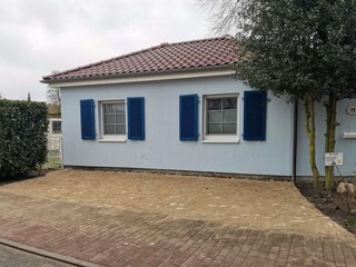 Straßenansicht, Parkplatz vor dem Haus