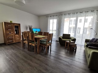 Wohnzimmer mit Essbereich