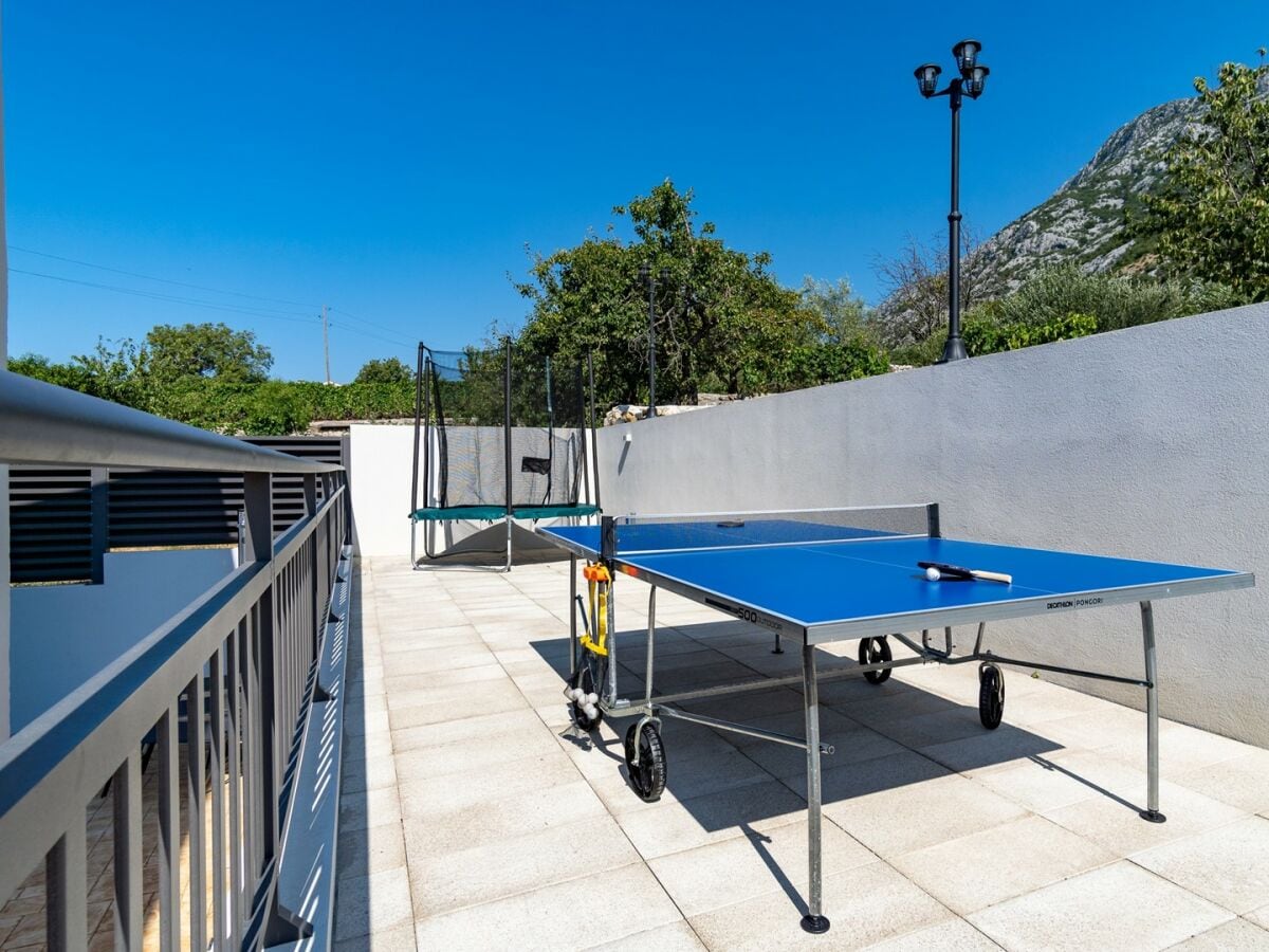 Spielplatz im Freien mit Tischtennis, Trampolin