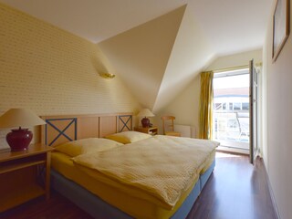 Schlafzimmer mit Doppelbett