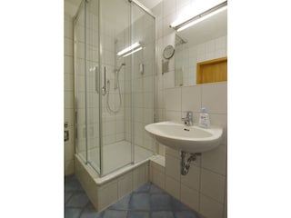 Badezimmer mit Dusche
