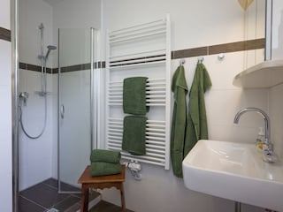 Bad mit Dusche Bild 1
