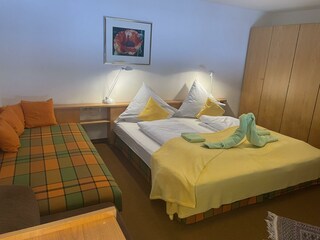 Hauptschlafzimmer mit Kleiderschrank