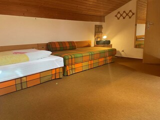 2. Schlafzimmer mit großzügig Platz