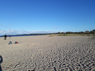 Der 300m entfernte, weitläufige Strand