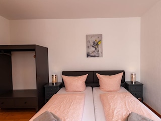 Schlafzimmer 1