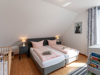 Schlafzimmer 4
