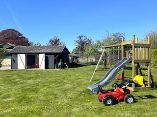 Garten mit Spielplatz und Spielhaus