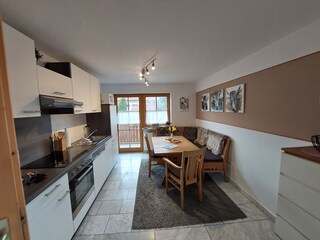 Küche mit Eßecke, Zugang zum eigenen Balkon