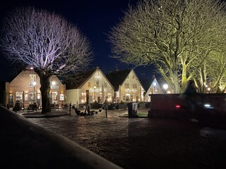 Gastronomie im Hafen bei Nacht