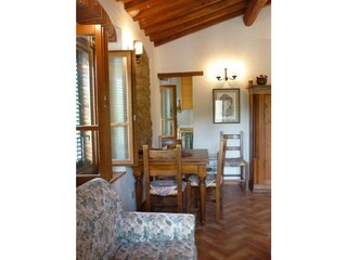 Wohnzimmer Camino mit Blick in Kochecke