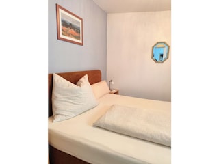 kleines Schlafzimmer mit Boxspringbett