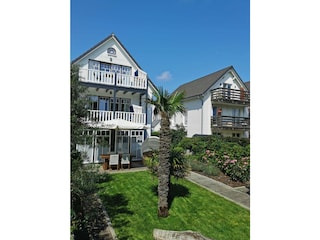 Außenansicht mit idyllischem Garten