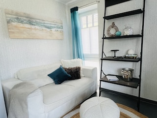 kuscheliges Sofa mit Pouf