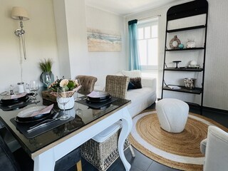 großzügiger Esstisch