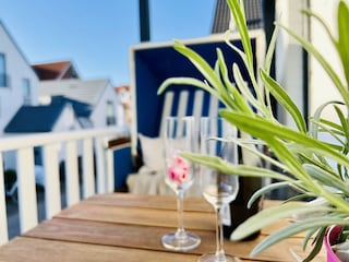 Möblierter Westbalkon mit Strandkorb und  Abendsonne