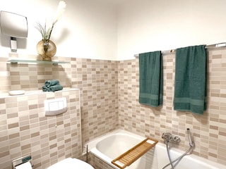 Komfortables Dusch- und Wannenbad inkl. Waschmaschine