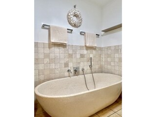 Freistehende Badewanne mit Fußbodenheizung