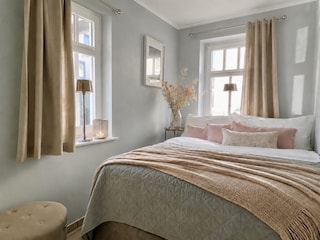 2. Schlafzimmer - Boxspringbett mit Premium-Topper