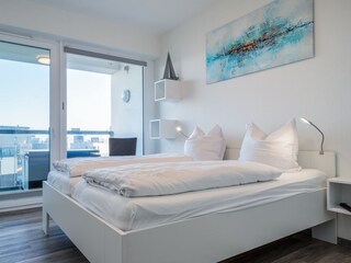 Schlafzimmer mit Zugang zum Balkon
