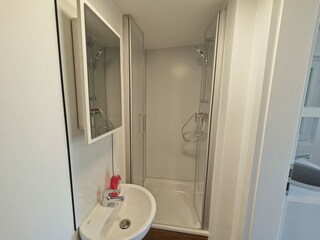Bad mit Dusche und WC