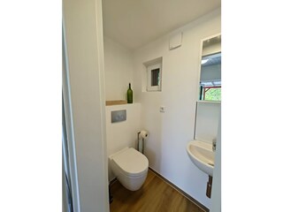 Bad mit Dusche und WC