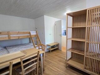 Wohnzimmer mit Kaminofen und Etagenbett
