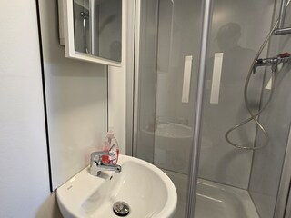 Bad mit Dusche und WC