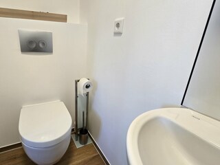 Bad mit Dusche und WC