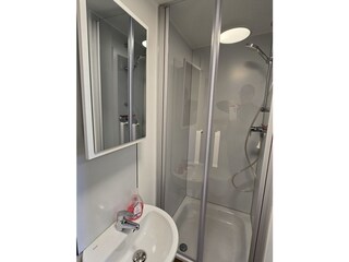 Bad mit Dusche und WC