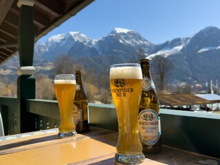Blick vom sonnigen Eckbalkon