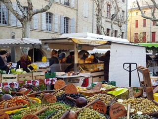 Uzès - Saturday weekly market in winter mood