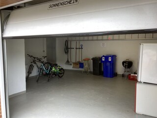 Der Abstellraum ist bequem durch ein Rolltor zu begehen