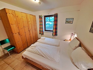 erstes Schlafzimmer mit Doppelbett