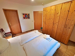 erstes Schlafzimmer mit Doppelbett