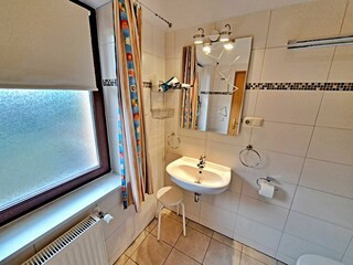 Tageslicht-Bad mit DU/WC