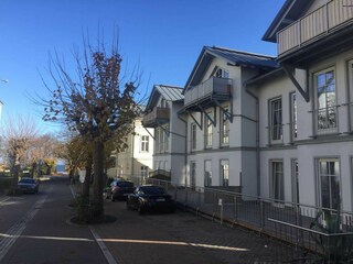 Außenansicht Altbau und Neubau