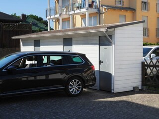 Parkplatz und abschliessbarer Fahrradraum