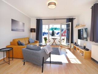 Wohnzimmer mit Südbalkon