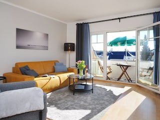 Großzügiges Wohnzimmer mit Balkon