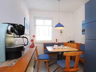 vollausgestattete Küche mit Sitzecke