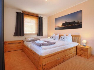 Schlafzimmer mit Doppelbett und Verdunklungsmöglichkeit